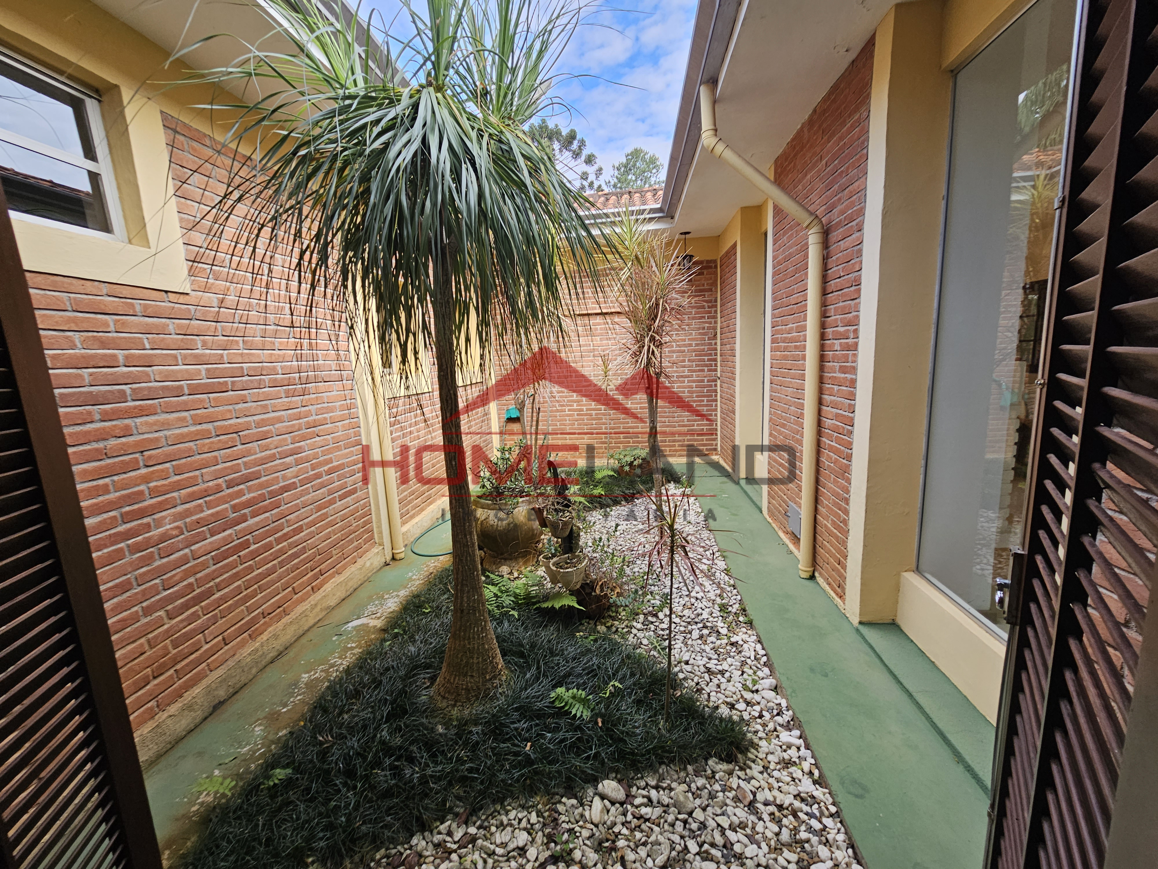 Casa térrea com uma suíte e 4 dormitórios