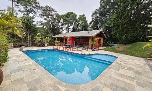 Casa com 2 Suítes e 4 Quartos